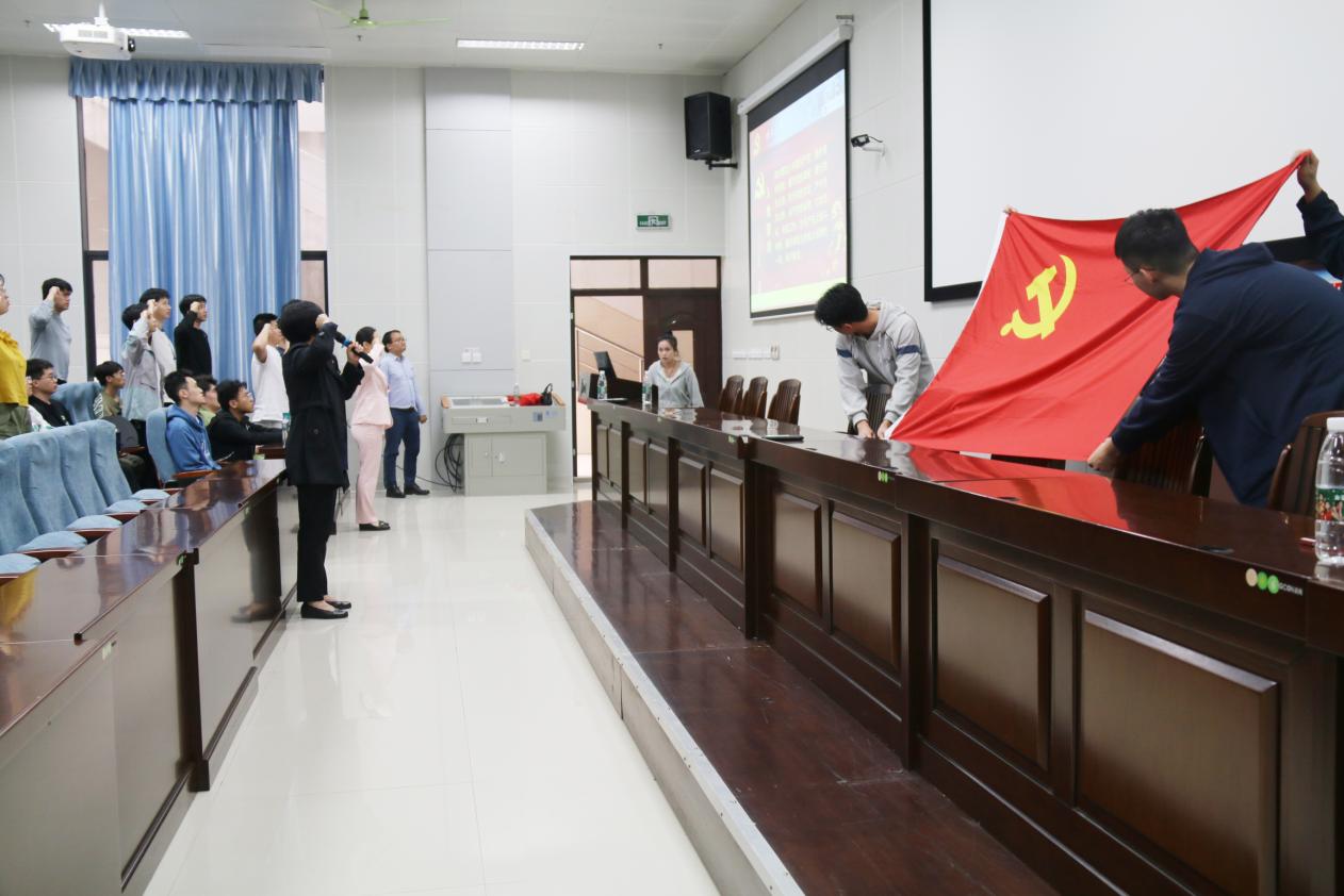與會成員進行宣誓 與會成員進行宣誓