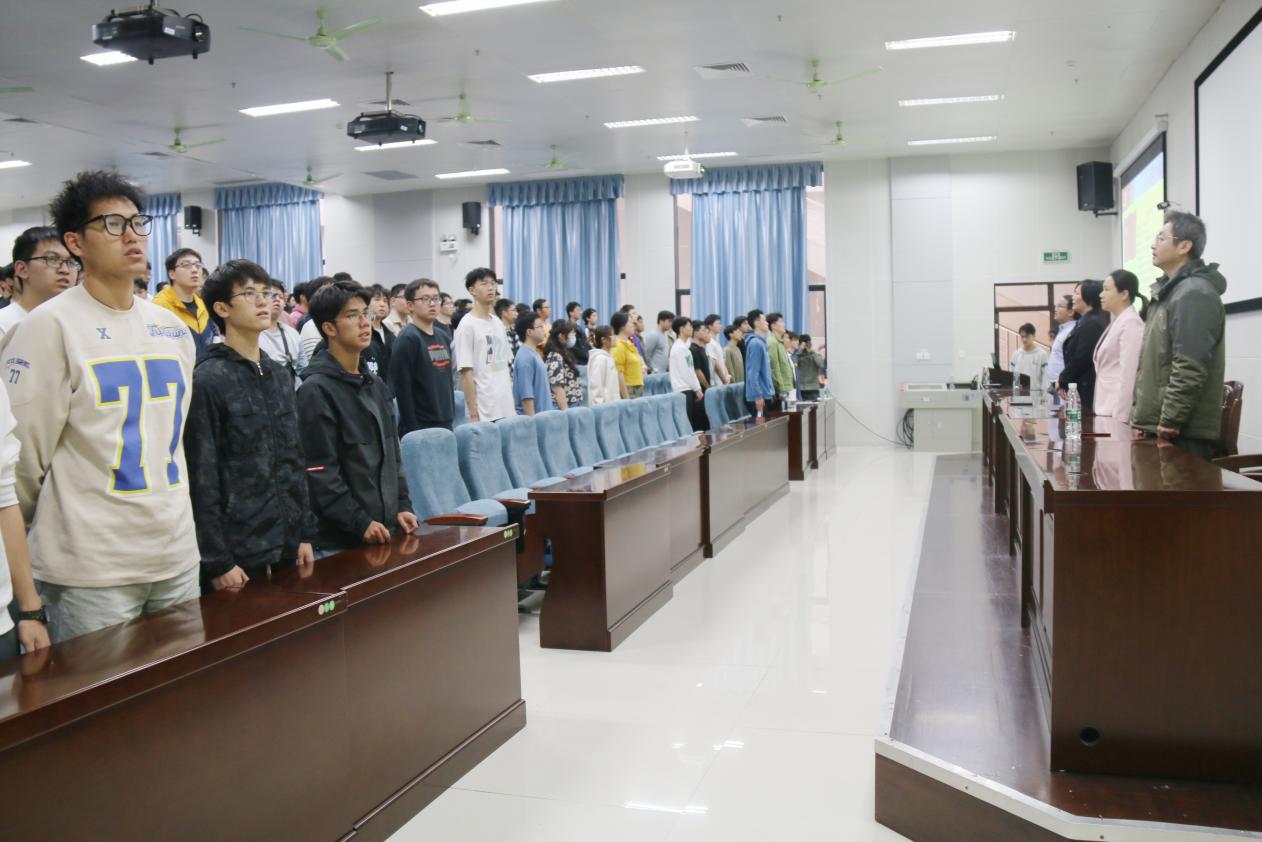 全體奏唱《國際歌》 全體奏唱《國際歌》